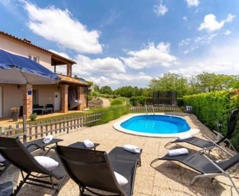 Zweistöckige Luxusvilla, umgeben von der schön gestalteten Landschaft der Toskana