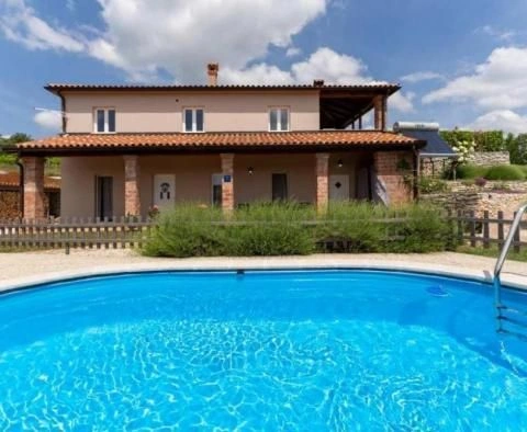 Zweistöckige Luxusvilla, umgeben von der schön gestalteten Landschaft der Toskana