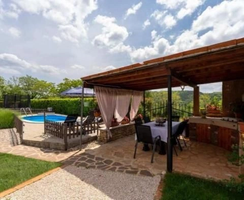 Zweistöckige Luxusvilla, umgeben von der schön gestalteten Landschaft der Toskana