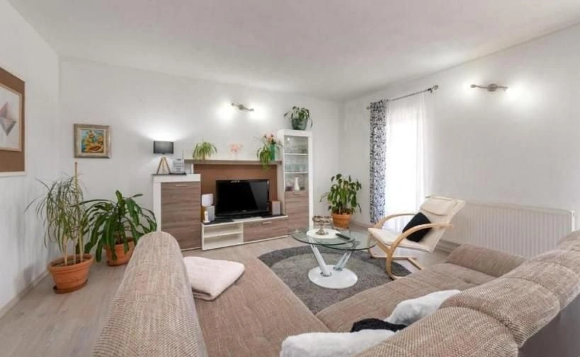 Zweistöckige Luxusvilla, umgeben von der schön gestalteten Landschaft der Toskana