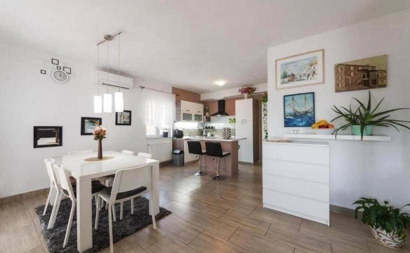 Zweistöckige Luxusvilla, umgeben von der schön gestalteten Landschaft der Toskana