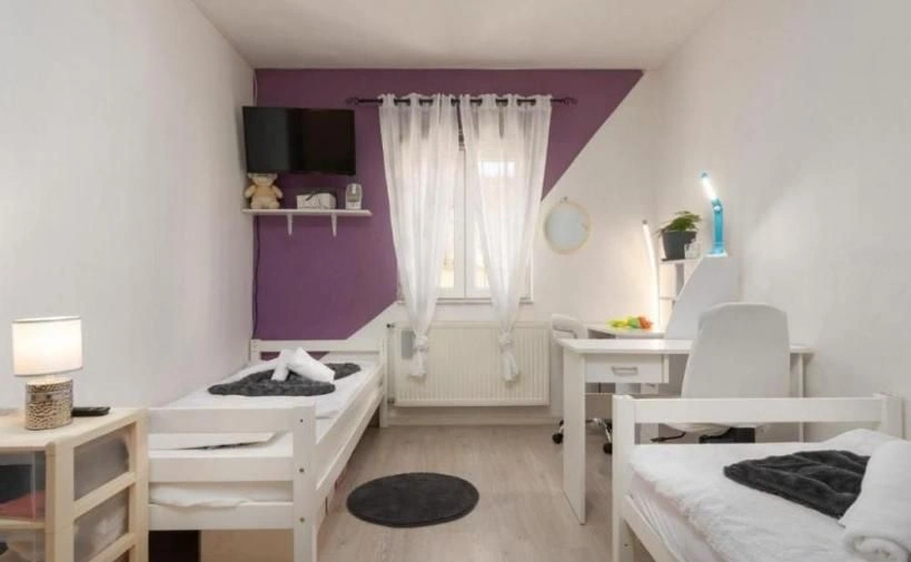 Zweistöckige Luxusvilla, umgeben von der schön gestalteten Landschaft der Toskana