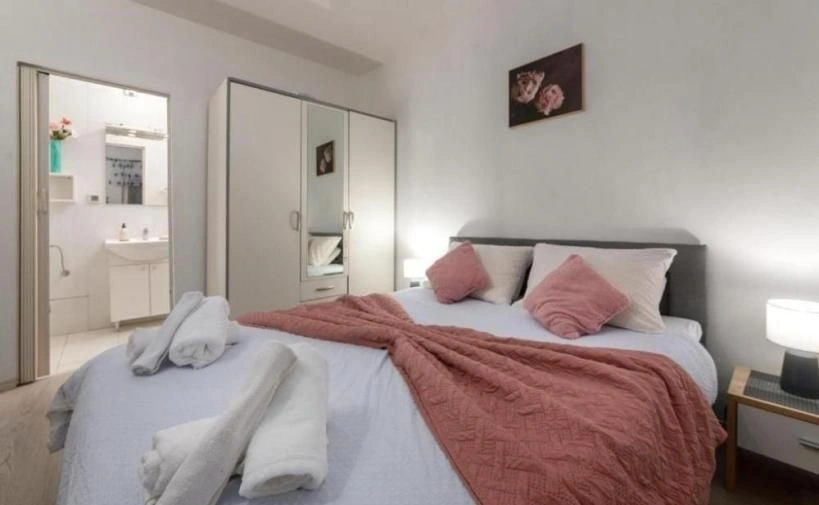 Zweistöckige Luxusvilla, umgeben von der schön gestalteten Landschaft der Toskana