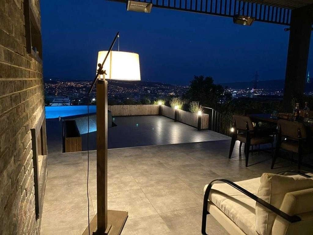 Cozy house with stunning views of Lake Lisi