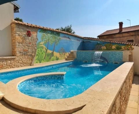 Villa with 5 residential units, communal pool and views of the Brioni Islands