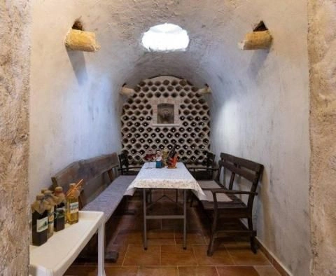 Villa with 5 residential units, communal pool and views of the Brioni Islands