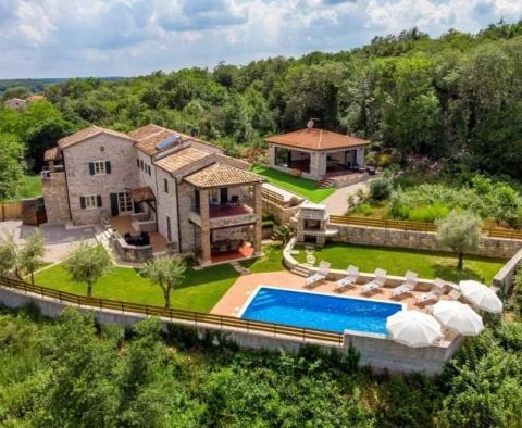 Wunderschöne Steinvilla in Tignan mit Blick auf das entfernte Meer