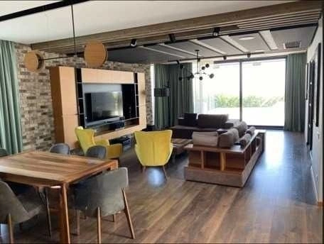 Cozy house with stunning views of Lake Lisi