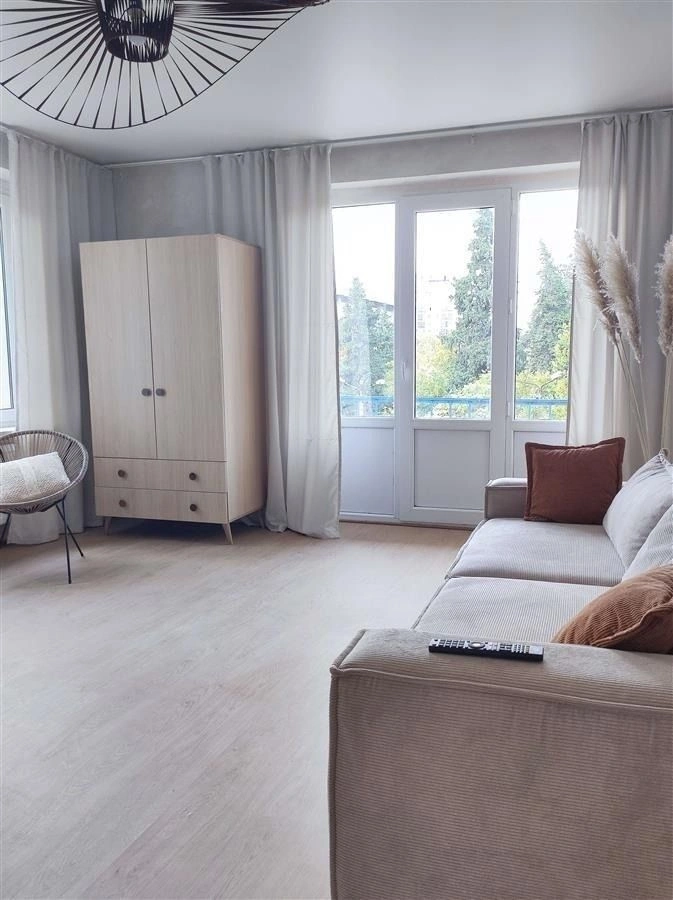 उज्जवल अपार्टमेंट — सभी आवश्यक घरेलू उपकरणों के साथ