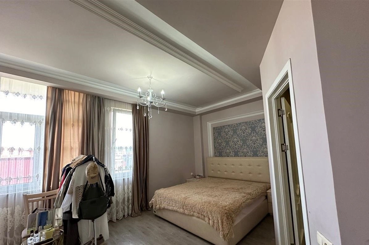 बटुमी में विशाल लिविंग रूम वाला 3+1 अपार्टमेंट