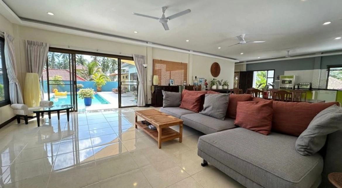 ویلا ۲+۱ جادار با استخر و باغ