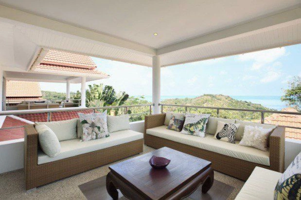 عمارت لوکس به سبک استعماری در کنار دریا