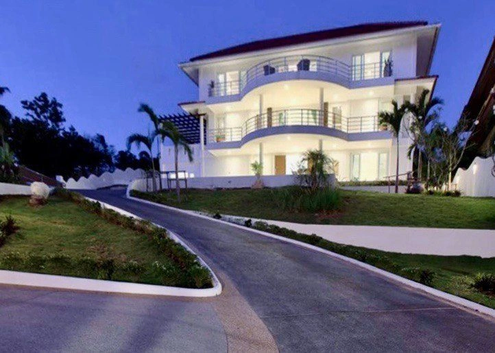 عمارت لوکس به سبک استعماری در کنار دریا