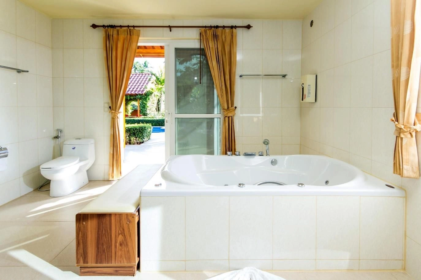 Beautiful villa with pool, guest house and bungalow