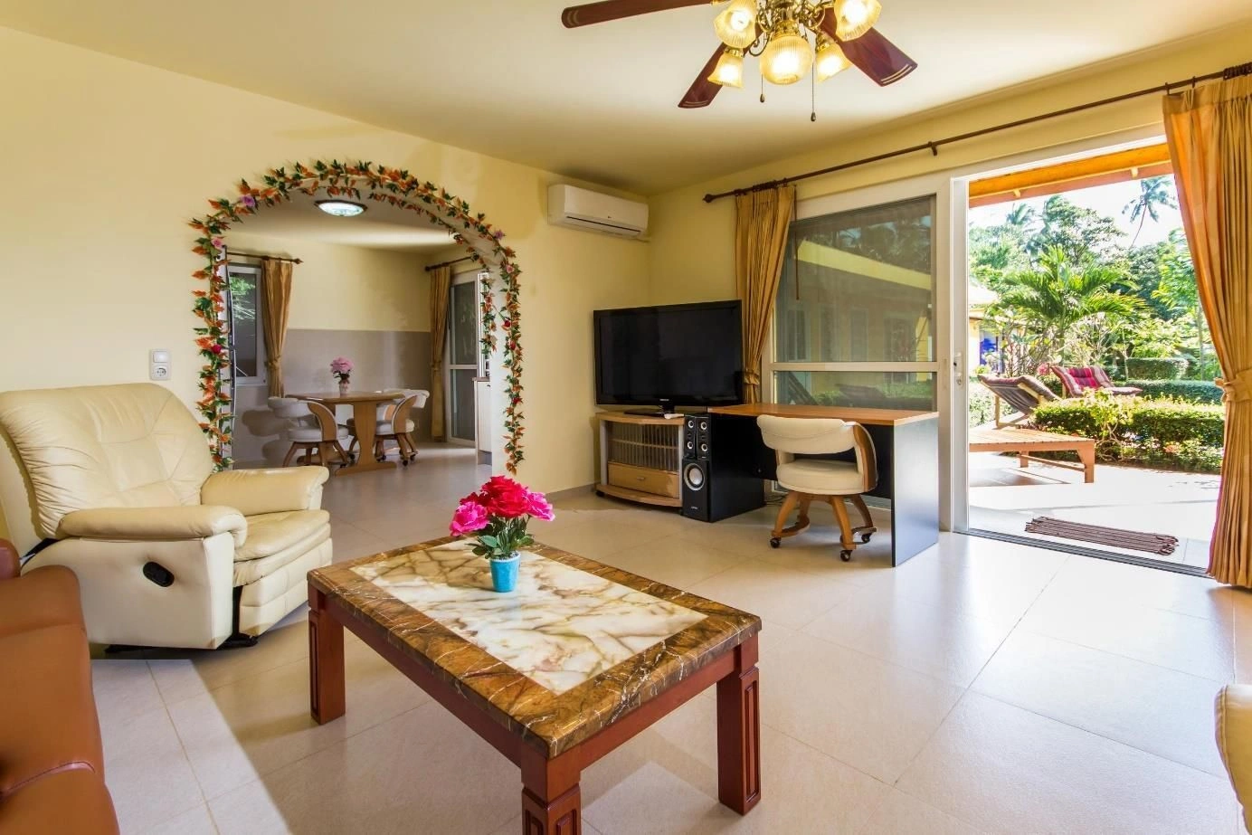 Beautiful villa with pool, guest house and bungalow
