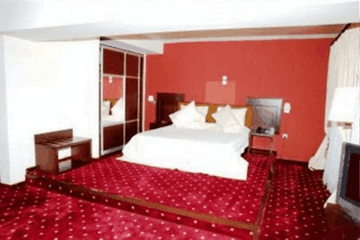Hotel near Thessaloniki 4500 m2