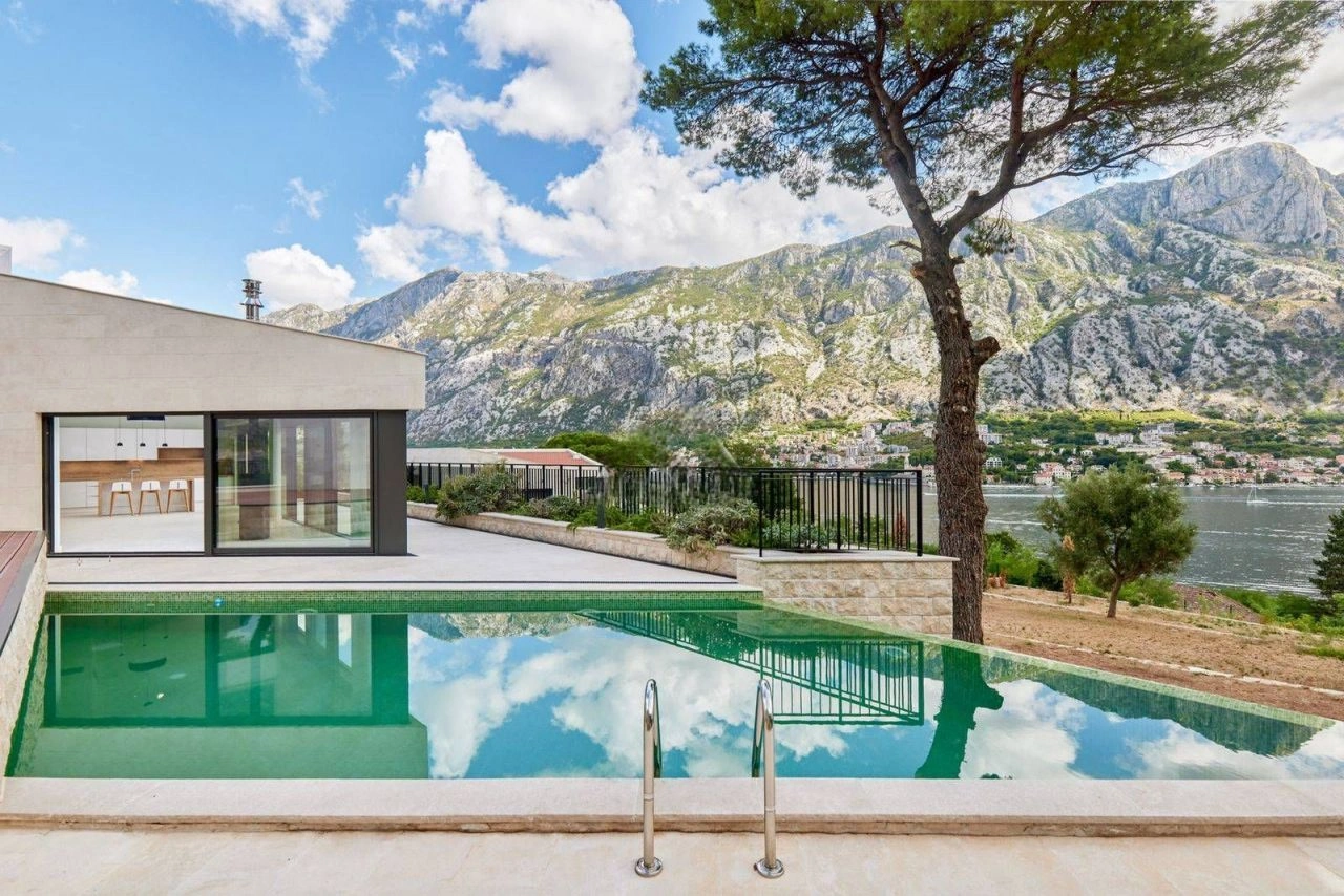 Luxury villa 479 m2 in Prcanj