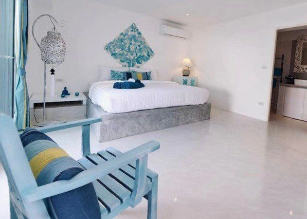 عمارت لوکس به سبک استعماری در کنار دریا