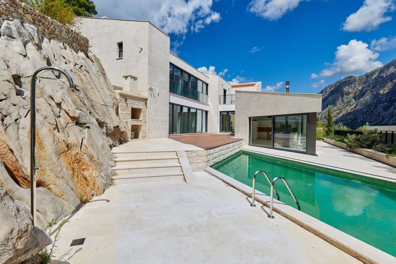 Luxury villa 479 m2 in Prcanj