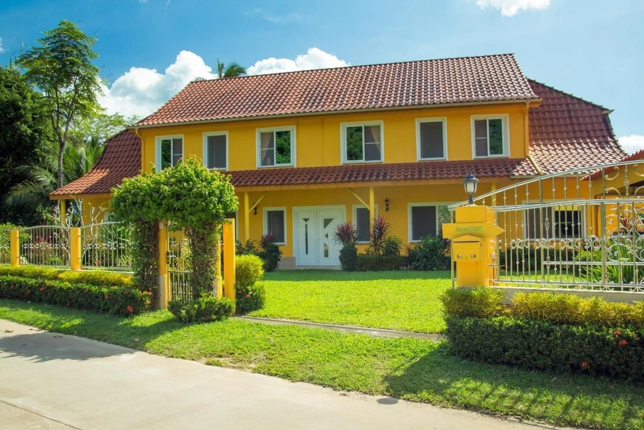 Beautiful villa with pool, guest house and bungalow