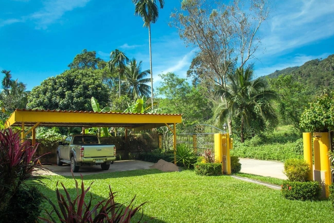 Beautiful villa with pool, guest house and bungalow
