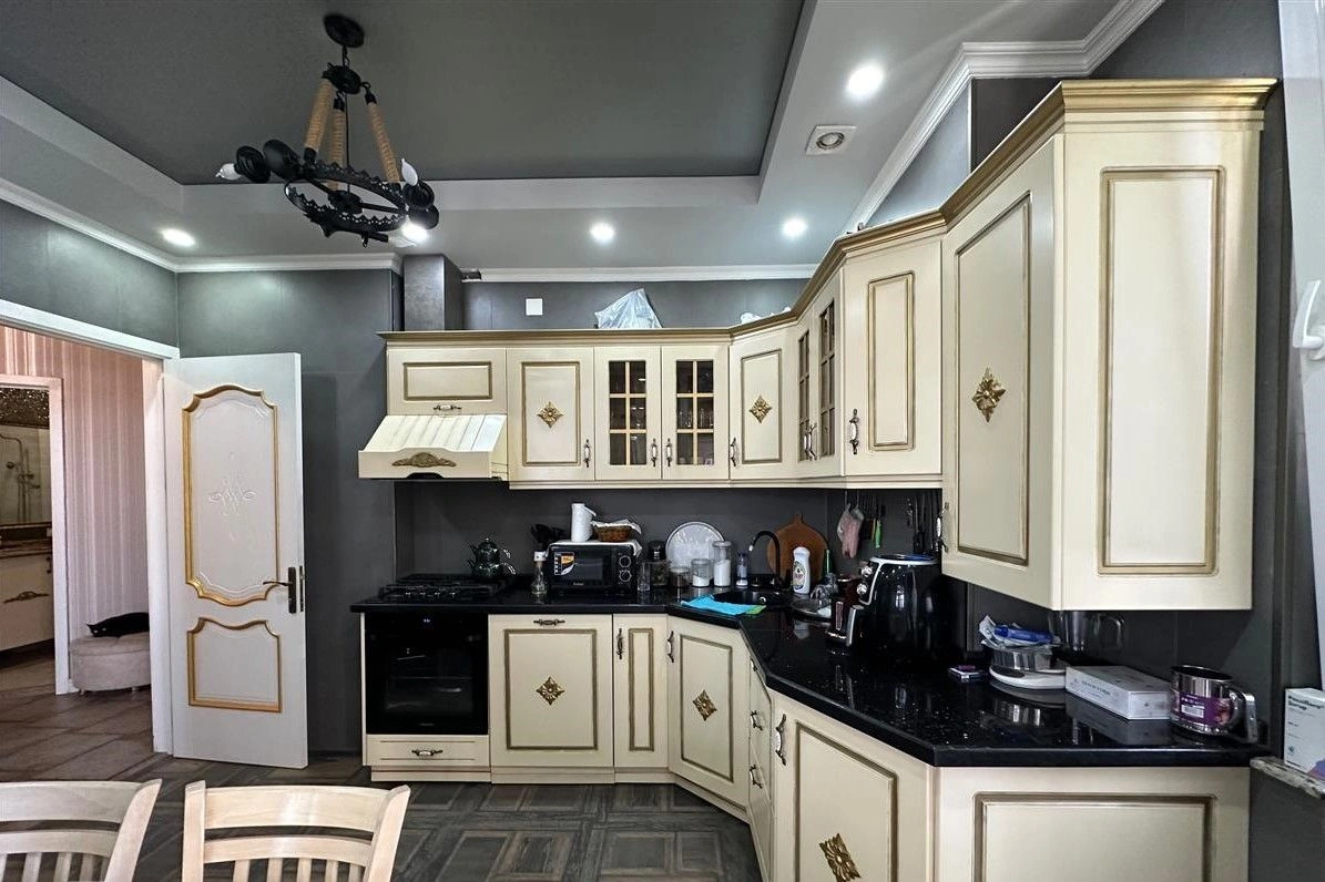 बटुमी में विशाल लिविंग रूम वाला 3+1 अपार्टमेंट