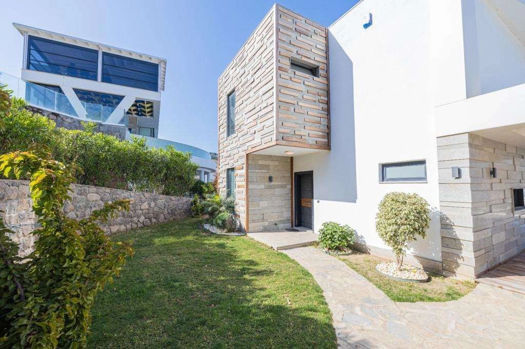 فيلا فاخرة بمساحة 230 م2 مع مسبح