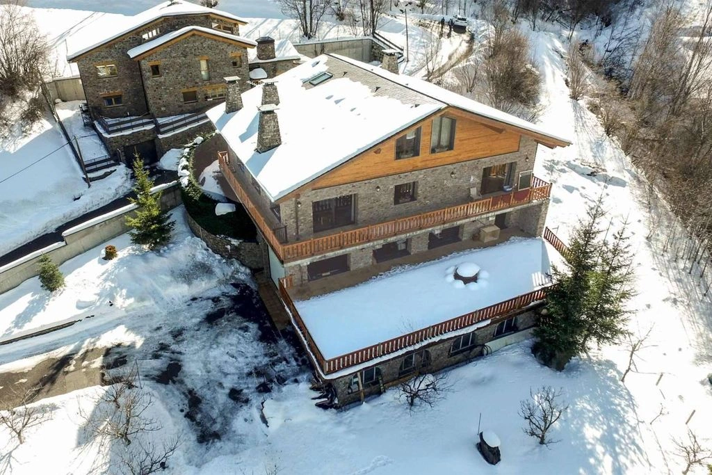 Spacious house 1000 m2 in Andorra