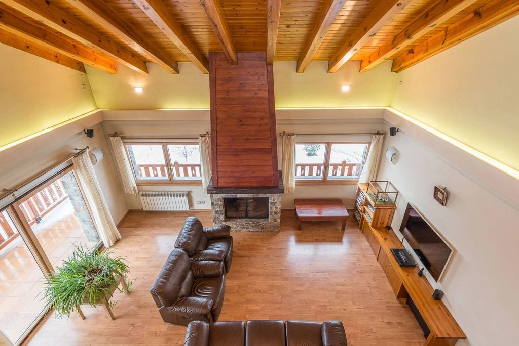 Spacious house 1000 m2 in Andorra