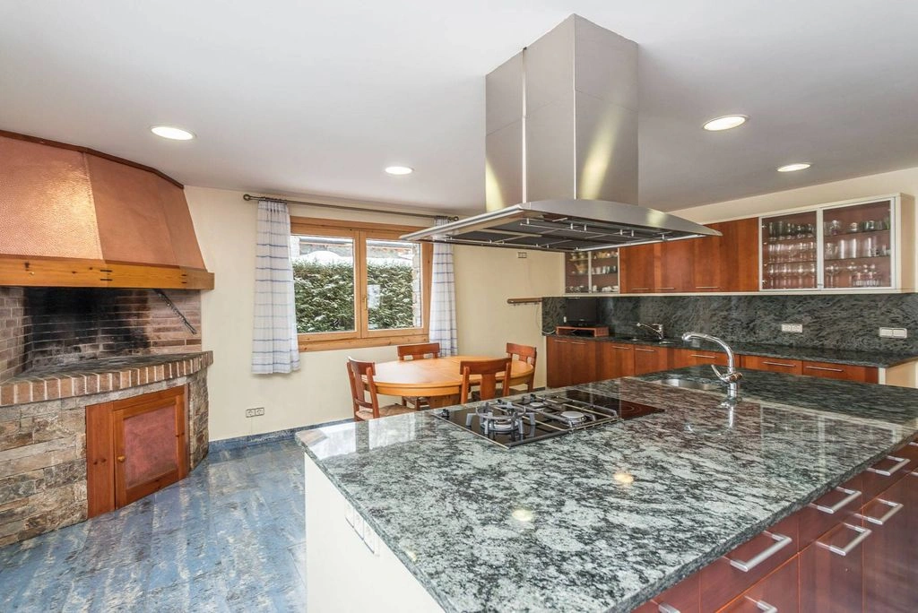 Spacious house 1000 m2 in Andorra