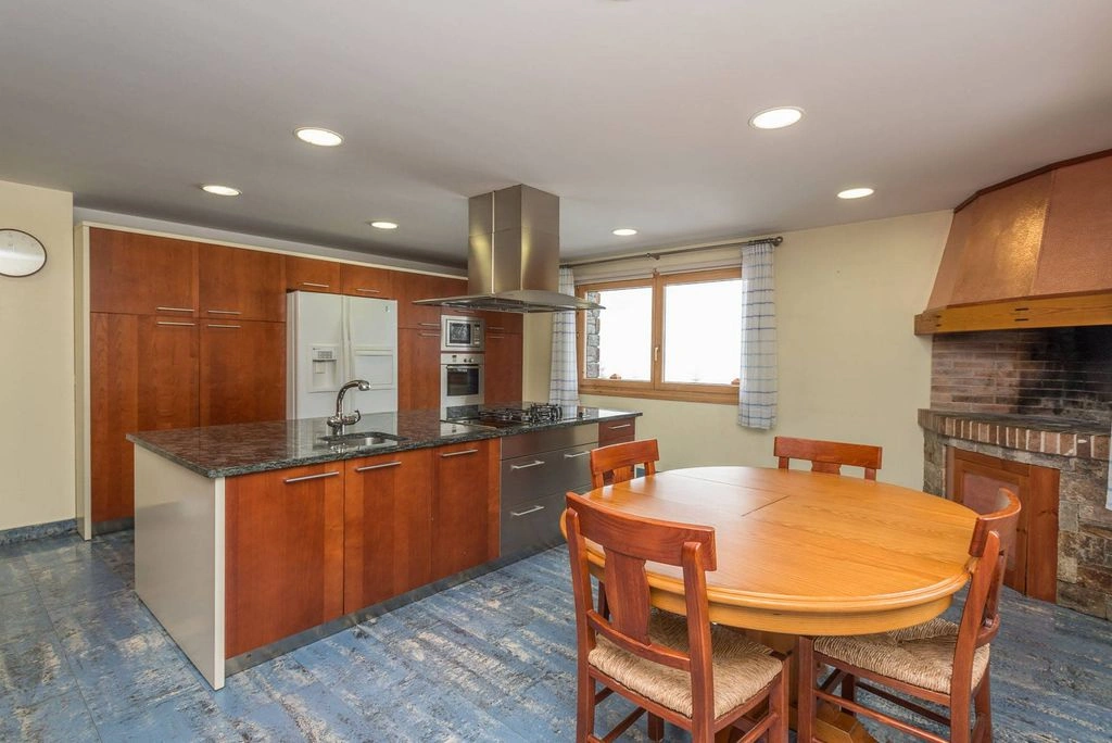 Spacious house 1000 m2 in Andorra