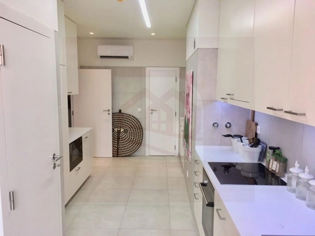 Luftiges Duplex 3+1 in Luanda