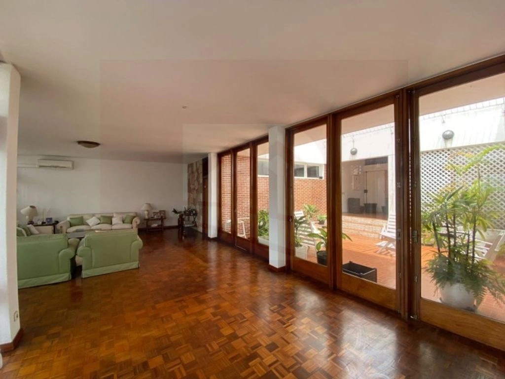 Spacious house 400 m2 in Luanda, Angola