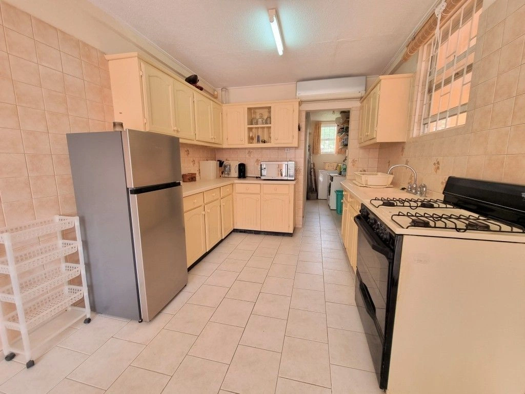 Modern house in Speightstown, Barbados (#OBb 20-10)