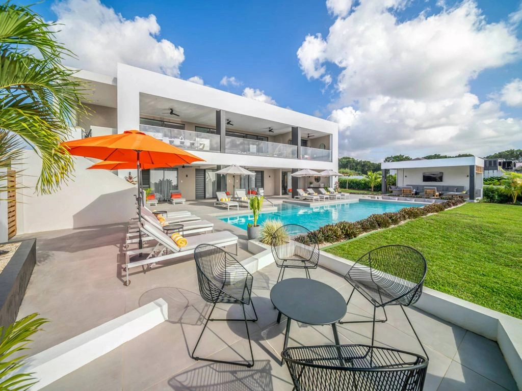 Sea-view villa 580 m2 in St. James, Barbados