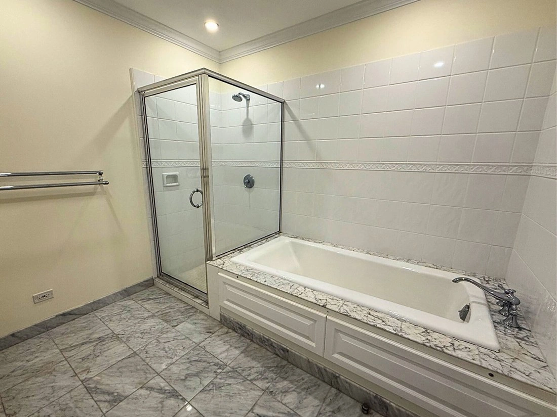 Spacious apartment 279 m2 in Hamilton, Bermuda