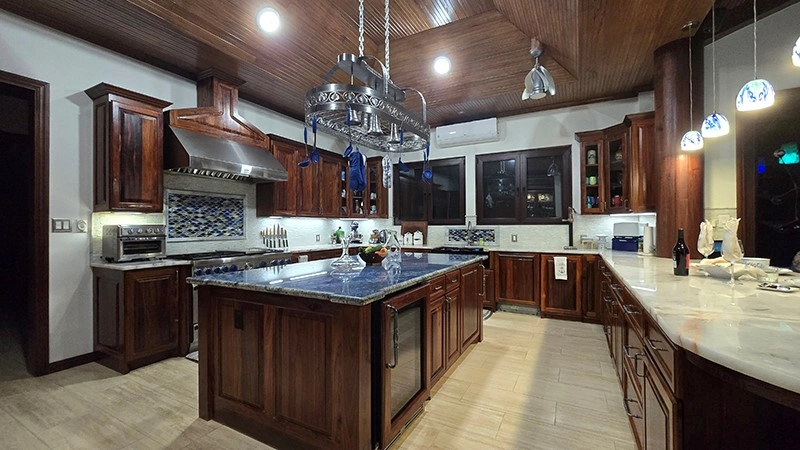 采光通风良好的 8+1 住宅,位于伯利兹普拉森西亚