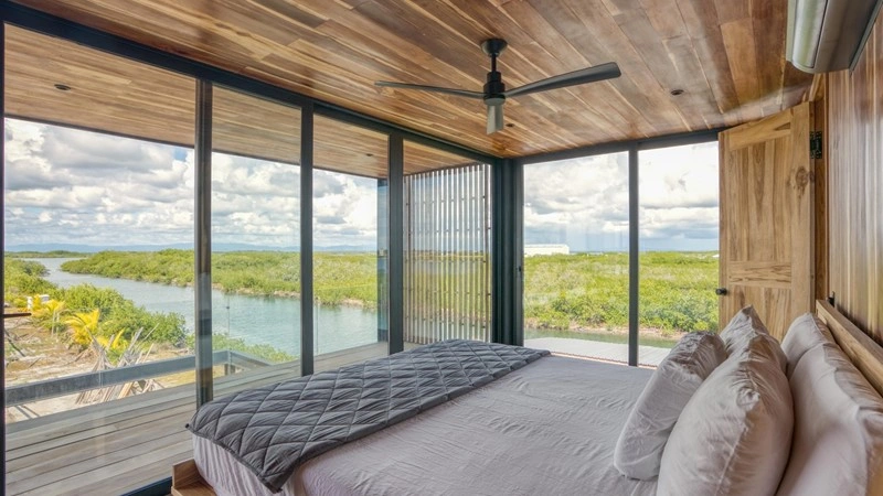 Spacious villa 451 m2 in Placencia, Belize