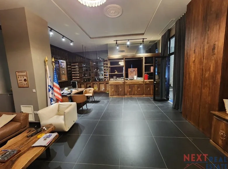 अल्बानिया, टिराना में प्रमुख वाणिज्यिक परिसर 270 m2