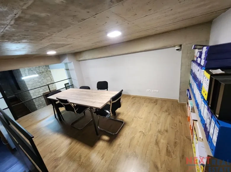 अल्बानिया, टिराना में प्रमुख वाणिज्यिक परिसर 270 m2