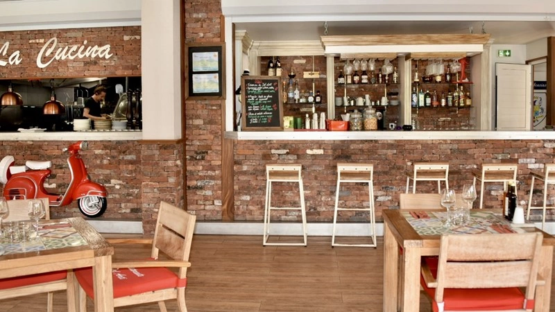 Modern restaurant / cafe / bar 123 m2 in Marigot, Saint Martin