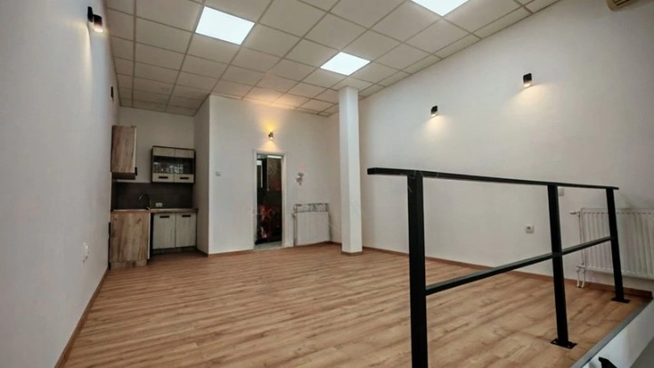 在塞尔维亚诺维萨德翻新后的63平方米办公室