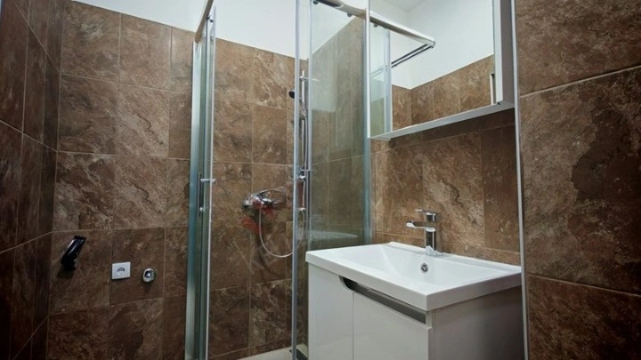 在塞尔维亚诺维萨德翻新后的63平方米办公室