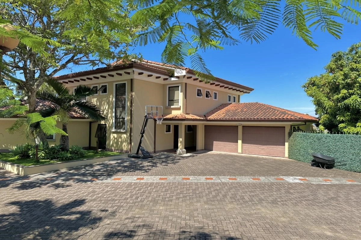 Spacious house 450 m2 in San Jose, Costa Rica