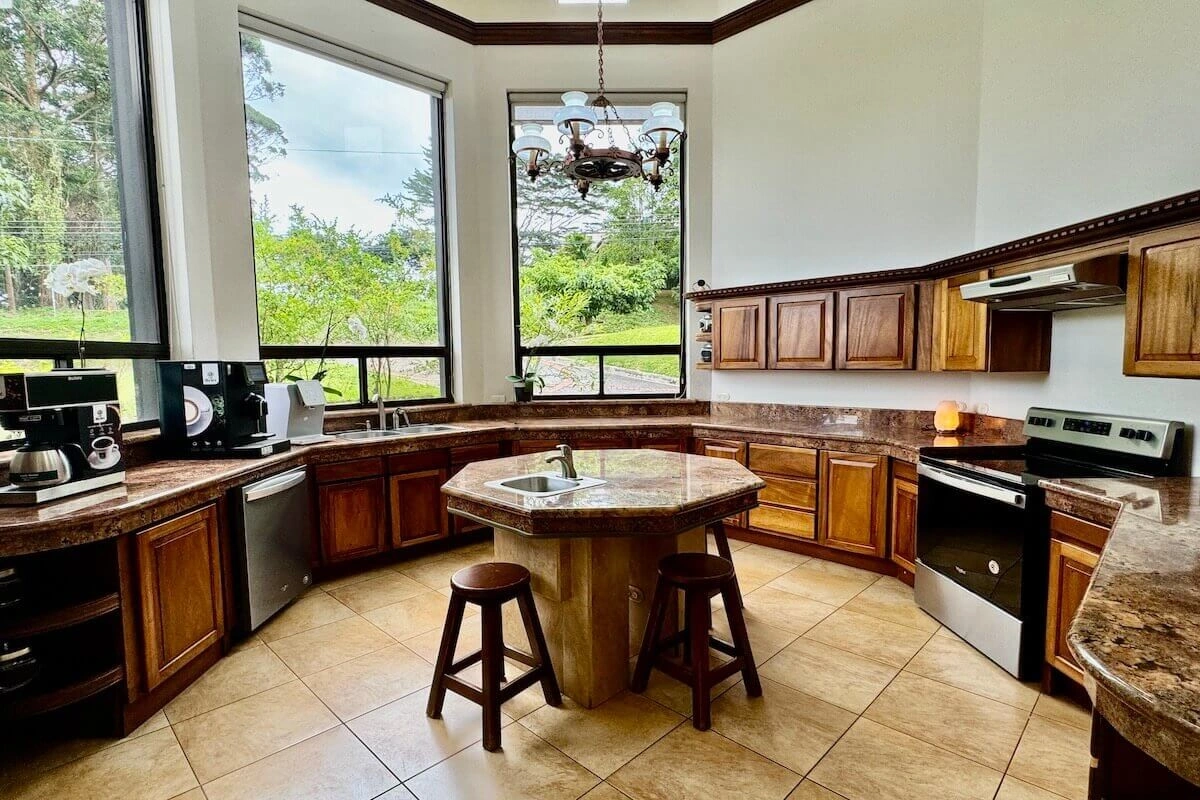 خانهای جادار به مساحت 999 m² در کارتاگو، کاستاریکا