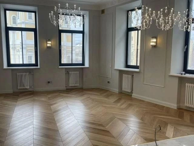 Apartment 87 m2 in the historical center of St. Petersburg