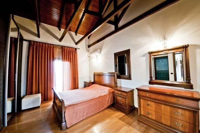 Mirabello Bay के शानदार नज़ारों वाला 3+1 विला