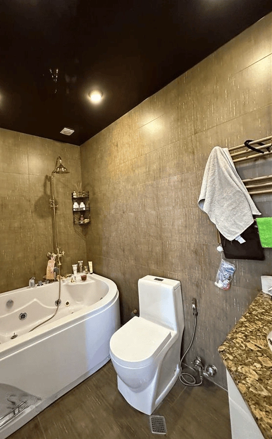 बटुमी में विशाल लिविंग रूम वाला 3+1 अपार्टमेंट