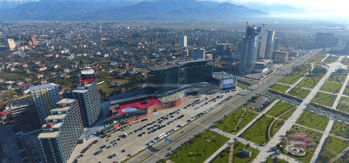 बातुमी के नए लक्ज़री रेजिडेंशियल कॉम्प्लेक्स में पहाड़ और समुद्र का नज़ारा‑वाला 1+1 अपार्टमेंट