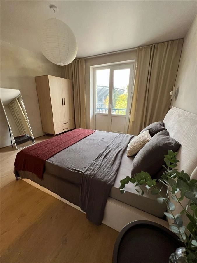 उज्जवल अपार्टमेंट — सभी आवश्यक घरेलू उपकरणों के साथ